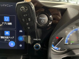 【スマートキー】カバンやポケットに入れたままでもドアの施錠・解錠が可能なスマートキーを装備。エンジンのオン・オフ時もカギを取り出す必要が無いからとっても便利です♪