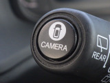 ★マルチビューカメラ★ワイパーレバー先端の「CAMERAスイッチ」を押すことで、車を上空から見下ろしたような映像をカーナビ画面に映し出し、車庫入れや縦列駐車をサポートしてくれます♪
