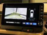 リバースギアに入れるだけで後方の表示へ切り替わります。夜間や雨の日の駐車も楽になりますよ。