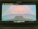 バックでの車庫入れも安心です! リアカメラが付いているバックモニター付のナビ(社外品)を装備しております。操作線もついており距離感も画面から確認できます。