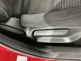 シートハイトアジャスターが付いているので運転姿勢を調整するのに便利ですね。身長に合ったシートポジションは安全運転や疲労軽減にもつながります。
