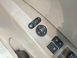 狭い駐車場で便利な電動格納ドアミラーが付いています。
