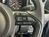 前方の車との車間を設定し、スピードを上げたり緩めたりを自動で行ってくれる追尾式の「レーダークルーズ」。上級装備の一つです!高級車にしかつかない嬉しい機能です。