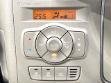 【オートエアコン】一度お好みの温度に設定すれば、車内の温度を検知し風量や温度を自動で調整。暑い&hellip;寒い&hellip;と何度もスイッチ操作をする必要はありません。快適な車内空間には必須の機能ですね♪