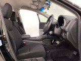 広い足元にゆったり座れるシートには肘掛けも装備しており長距離の運転でも疲れにくくなってます。女性でも運転がしやすいように、シートの高さ調整機能(シートリフター)がついています。