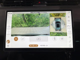 車を真上から見下ろしているような映像を画面に映します。周囲360度の死角をすべて確認できるため、狭い道でのすれ違いやバック駐車も怖くありません。障害物がひと目でわかり、大きな車体でも安全に運転できます