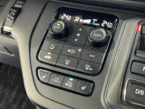 運転席&助手席にはシートヒーターが付いてます。寒い冬でもスイッチONで座面をあたたかくして、ドライブをさらに快適にしてくれます。シフトまわりにあるスイッチでHIとLOの2段階に温度設定が可能です。