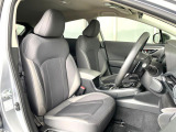 運転席まわりには十分なスペースがあり、大柄な方でもゆったり運転していただける環境です。