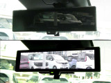 インテリジェント ルームミラーは、車両後方のカメラ映像をミラー面に映し出すので、車内の状況や、天候などに影響されず、いつでもクリアな後方視界が得られます