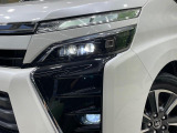 【LEDヘッドライト】悪天候や夜間走行時も良好な視界を確保し安心して運転できる高輝度LEDヘッドライトを装備!点灯速度が早く、消費電力も抑えられています。