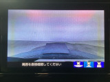 【バックカメラ】運転が苦手な方も車庫入れラクラクです!ギアをリバースに入れれば自動的に切り換わりますので、面倒な操作は不要です♪狭い駐車場もお車を傷つけず安心ですね!