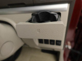 カップホルダーは運転席や助手席からちょうど手の届く位置です!!
