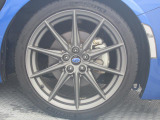 純正18インチアルミホイール。 タイヤサイズは 215/40R18