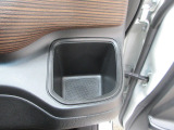 運転席右側のドリンクホルダーです。