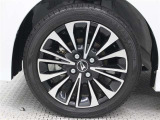 15インチアルミホイール(切削)が装着されています。タイヤサイズ165/55R15