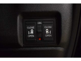 両側電動スライドドアです。ハンドル付近に開閉スイッチがあるので、運転席からも操作が可能です。