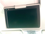【フリップダウンモニター】大画面モニターで後席でもエンタメをお楽しみいただけます。小さなお子様にも大人気の装備です♪