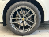 車両はすべて屋内にて保管しておりますので、綺麗な状態のお車をご覧いただけます。