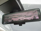 スマートルーミラー装備車両後方のカメラ映像をミラ-面に映し出すので、車内の状況や、天候などに影響されにくく、よりクリアな後方視界が得られます。