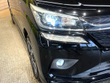 【LEDヘッドライト】悪天候や夜間走行時も良好な視界を確保し安心して運転できる高輝度LEDヘッドライトを装備!点灯速度が早く、消費電力も抑えられています。