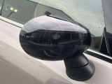 MINIの電動格納サイドミラーは、スイッチ操作でスムーズに開閉でき、狭い駐車場でも安心して扱えます。車体との一体感あるデザインで、利便性とスタイリングを両立した装備です。