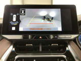 こちらのバックカメラは画面にラインが表示されておりますので、バック持のクルマの進行方向の目安になります。より高いレベルで車庫入れをサポートする、便利な機能ですね。