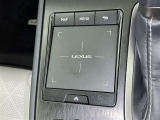 手元でナビゲーションなどの操作を可能にする「リモートタッチ」は、運転姿勢の変化を抑制し、スムーズな操作が可能です。
