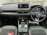 運転に集中できるドライビングのしやすさを追求したコックピットは質感も高いです♪