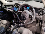 MINIの内装はとにかく『円』に拘ったデザインコンセプトが一目で伝わってきます。これほど円形に拘った車は他に御座いません。伝統のデザイン、トグルスイッチなど遊び心のある内装で御座います。