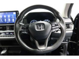 運転中もハンドルでの操作が可能です。特に高速道路等の目が離せない運転時には、便利さだけでなく、安全性も兼ね備えております。