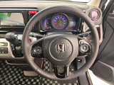 ドライバーの操作性に配慮したステアリング。快適な運転をサポートします。