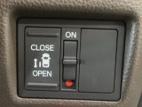 【片側パワースライドドア】片側がパワースライドドアになっており、運転席のスイッチやスマートキーでも開閉が可能です!開口部も広いので乗り降りも楽々♪