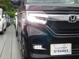 LEDヘッドランプとフォグランプです。夜間の走行でも明るく道路を照らします。