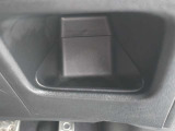 運転席の右下近くに配された小分けポケットです。小銭や鍵などの小物をスマートに収納できます。