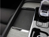 対応機種のスマートフォンを、トンネルコンソールの下のラバープレートに置いておくだけで充電可能。センターディスプレイの機能ビューを使用して、充電プレートのオンとオフを切り替えることができます。