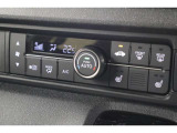 オートエアコンのお車ですので室内の温度をスムーズに調整してくれます♪