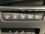 運転席脇のクラスタースイッチ部分にはカメラ切り替えスイッチ、パーキングセンサー、その他走行系スイッチを集中配置しております。