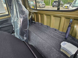 運転席はこちらです。プライベートな車内なのでリラックスできる空間を。