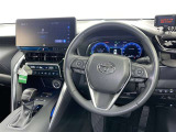 上質で落ち着いた印象のインパネ。視界も広々で運転しやすいです。