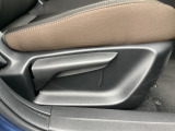 運転席にはドライバーの体型や好みに応じて前後方向だけでなく、高さの調整ができるシートリフターを装備!
