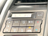 【オートエアコン】一度お好みの温度に設定すれば、車内の温度を検知し風量や温度を自動で調整。暑い&hellip;寒い&hellip;と何度もスイッチ操作をする必要はありません。快適な車内空間には必須の機能ですね♪