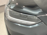 LEDヘッドライトは、点灯の瞬間から最大光量を発揮し、突然暗くなるトンネルなどでの安定感を高めます。