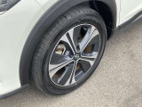 e-POWERは、ガソリンエンジンで発電して、モータ-のみで駆動します。電気自動車と同様の加速を体感できます。アクセルペダルの踏み加減だけで加速と減速を行い、踏みかえによる疲労を軽減します。
