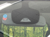 【エマージェンシーブレーキ】走行中に前方の車両等を認識し、衝突しそうな時は警報とブレーキで衝突回避と被害軽減をアシスト。より安全にドライブをお楽しみいただけます。