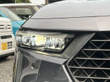 LEDヘッドライトは、点灯の瞬間から最大光量を発揮し、突然暗くなるトンネルなどでの安定感を高めます。