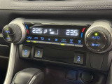 左右独立温度コントロールフルオートエアコンです。運転席、助手席それぞれで独立して温度設定ができます。冷え性の方が乗っても安心ですね♪