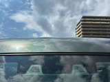走行中にステレオカメラにより前方車両や障害物、歩行者などを検知し、警報によって衝突の回避をうながしたり、ブレーキ制御によって衝突時の被害軽減を図ったりします(エマージェンシーブレーキ)