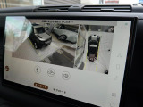 【3Dサラウンドカメラ】は狭い場所でも安心して駐車できるようにサポート。タッチスクリーンの表示と音で障害物との距離を確認できます。車幅感覚に慣れていない方や駐車の苦手な方には必見の装備といえます♪