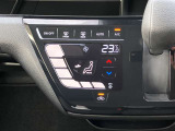 設定した温度をしっかりキープしてくれるオートエアコンで車内はいつでも快適です。タッチパネル式で凹凸がないからお掃除もラクラク♪