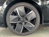 225/40R18タイヤにR-Line専用のアルミホイールを装着しております。